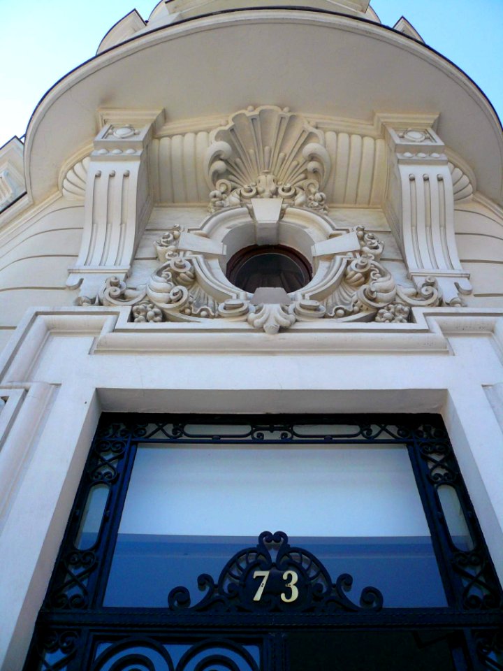 Madrid - Portal 73 en calle del barrio de Jerónimos