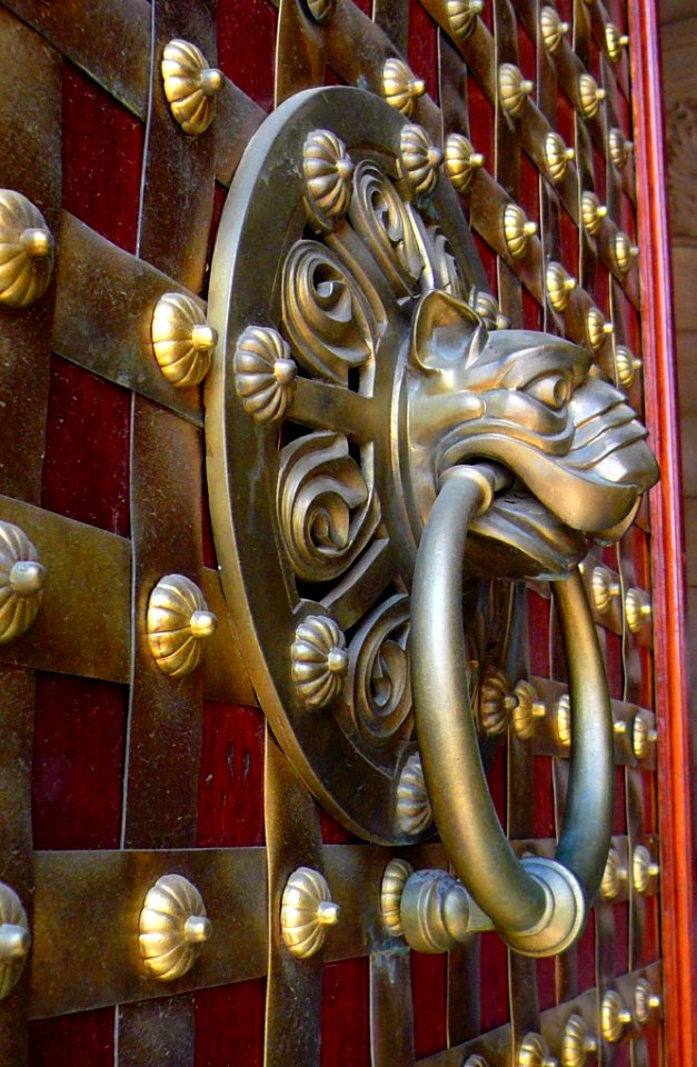 Madrid - Puerta de la Cripta de la Catedral de la Almudena 3