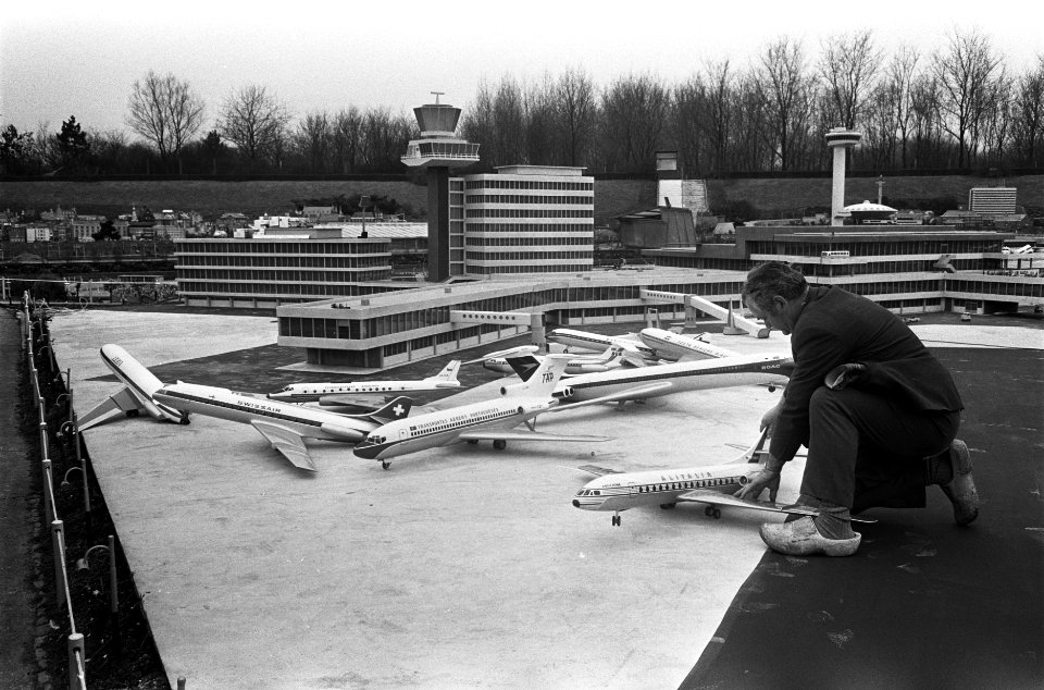 Madurodam Den Haag . Nieuw Schiphol wordt aangelegd, Bestanddeelnr 923-3757