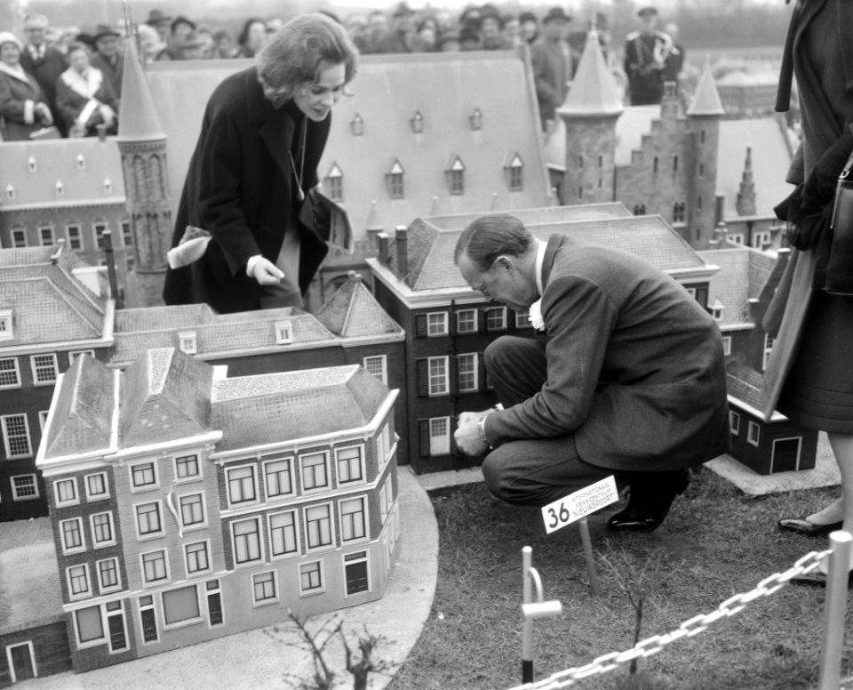 Madurodam door Prins Bernhard geopend, de Prins bij het miniatuur perscentrum, n, Bestanddeelnr 916-2437