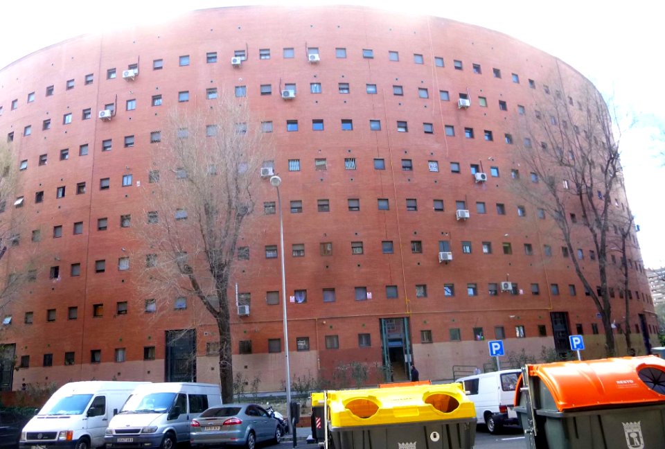 Madrid - Viviendas en la M-30 (El Ruedo), Barrio de Media Luna, Distrito de Moratalaz 3