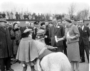 Madurodam door Prins Bernhard geopend, hier tijdens de rondgang, Bestanddeelnr 916-2435