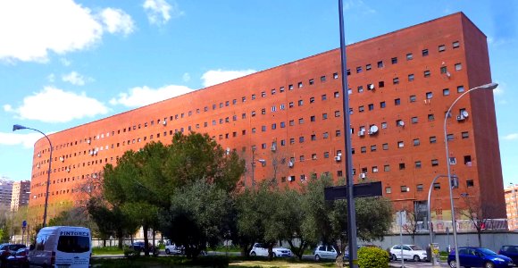 Madrid - Viviendas de la M-30 (El Ruedo), Barrio de Media Luna, Distrito de Moratalaz 1