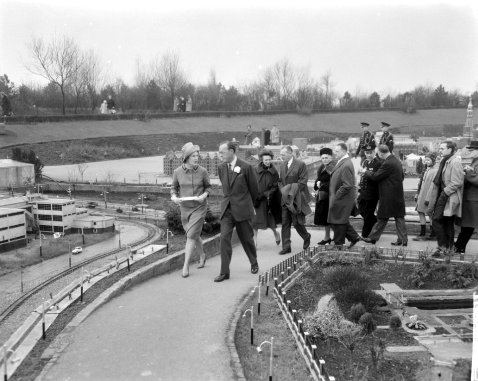 Madurodam door Prins Bernhard geopend, hier tijdens de rondgang, Bestanddeelnr 916-2433