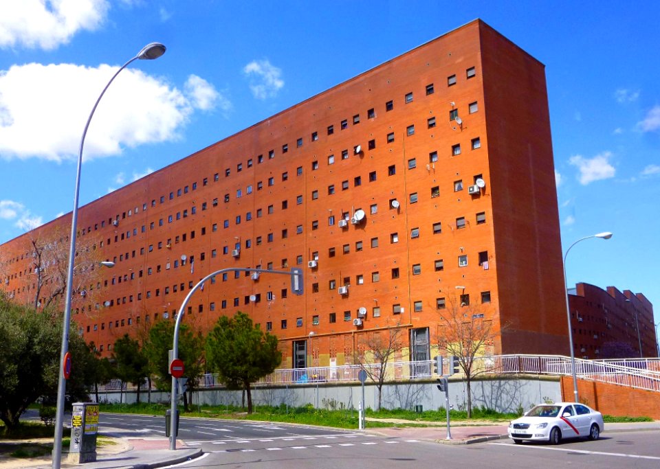 Madrid - Viviendas de la M-30 (El Ruedo), Barrio de Media Luna, Distrito de Moratalaz 2