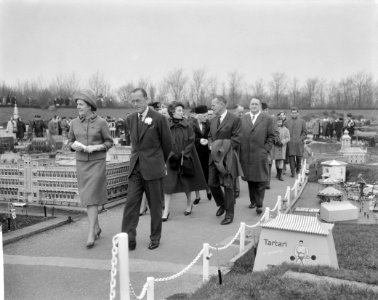 Madurodam door Prins Bernhard geopend, hier tijdens de rondgang, Bestanddeelnr 916-2432
