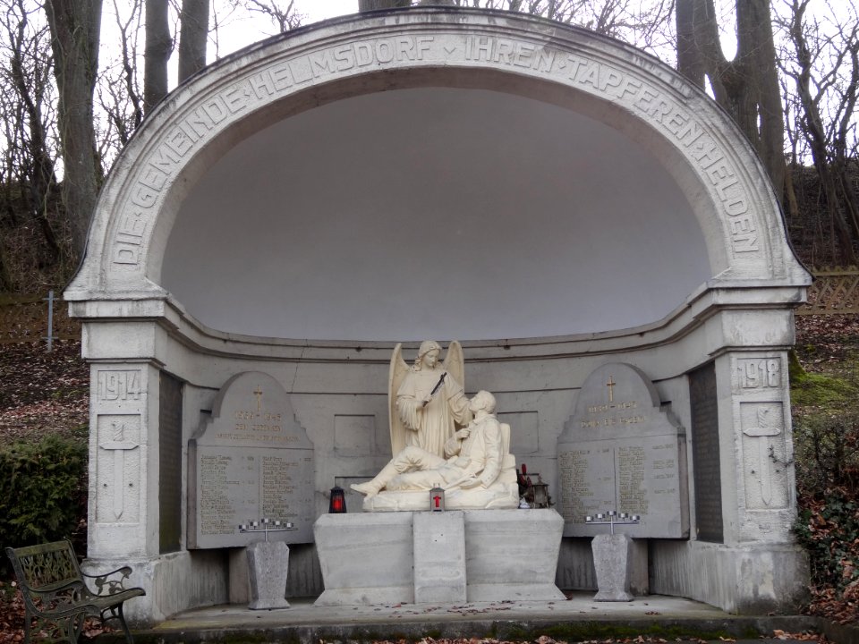 Mahnmal für die Opfer der Weltkriege auf dem Friedhof in Helmsdorf, Eichsfeld