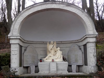 Mahnmal für die Opfer der Weltkriege auf dem Friedhof in Helmsdorf, Eichsfeld