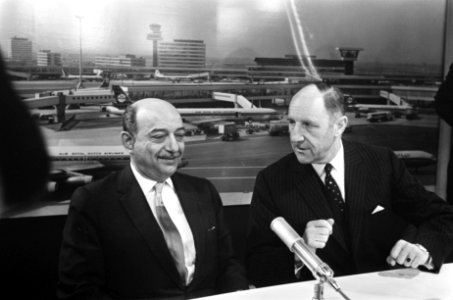 Mahmoed Riad, minister van Buitenlandse Zaken van de VAR tijdens de persbijeenko, Bestanddeelnr 922-5409