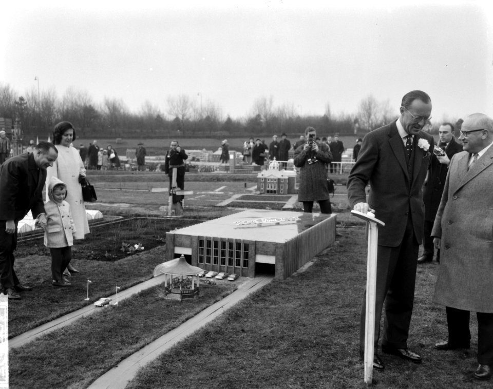 Madurodam door Prins Bernhard geopend, hier tijdens de rondgang, Bestanddeelnr 916-2431