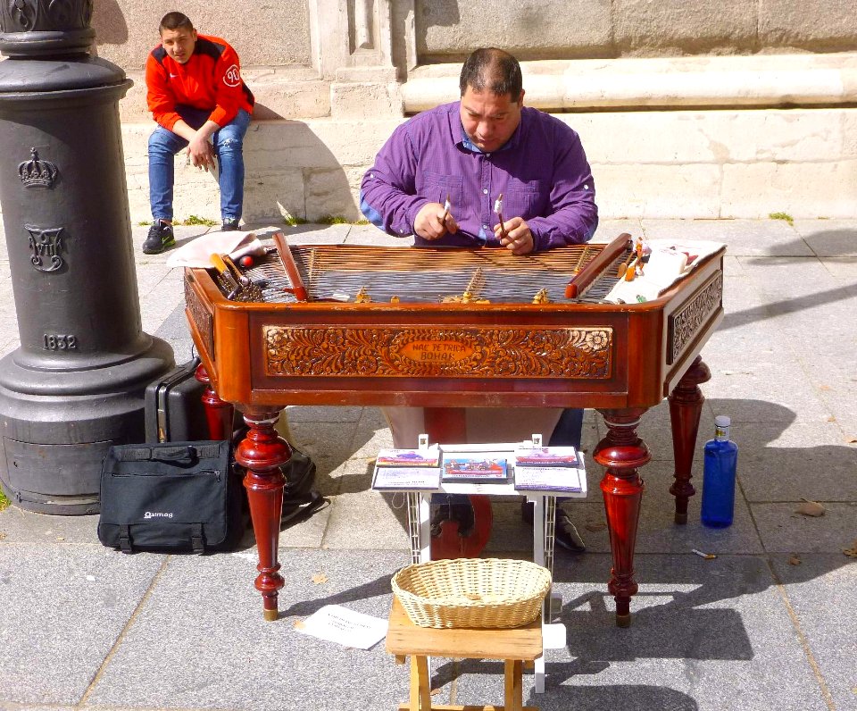Madrid - Plaza de Oriente, Intérprete de címbalo húngaro 1