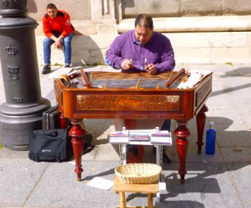 Madrid - Plaza de Oriente, Intérprete de címbalo húngaro 1