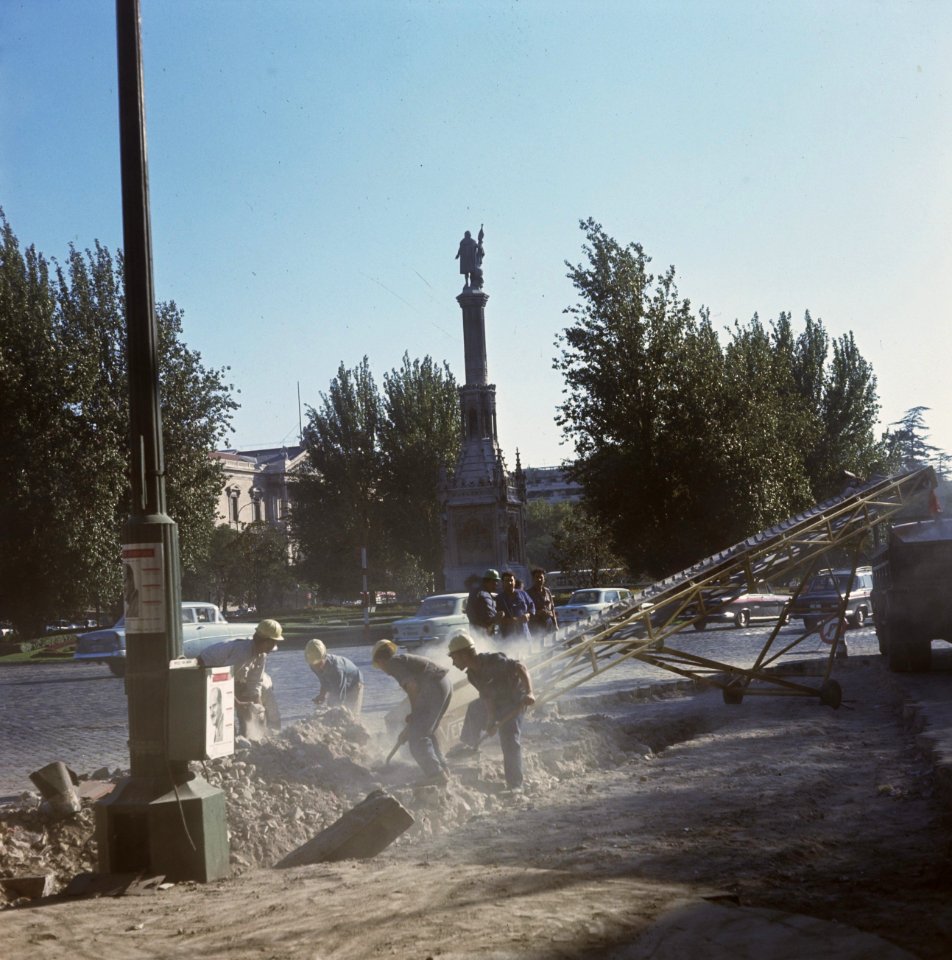 Madrid wegwerkzaamheden met beeld van Columbus op achtergrond, Bestanddeelnr 254-8139