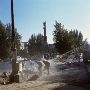 Madrid wegwerkzaamheden met beeld van Columbus op achtergrond, Bestanddeelnr 254-8139