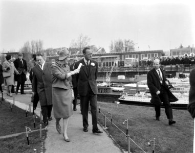 Madurodam door Prins Bernhard geopend, hier tijdens de rondgang, Bestanddeelnr 916-2429