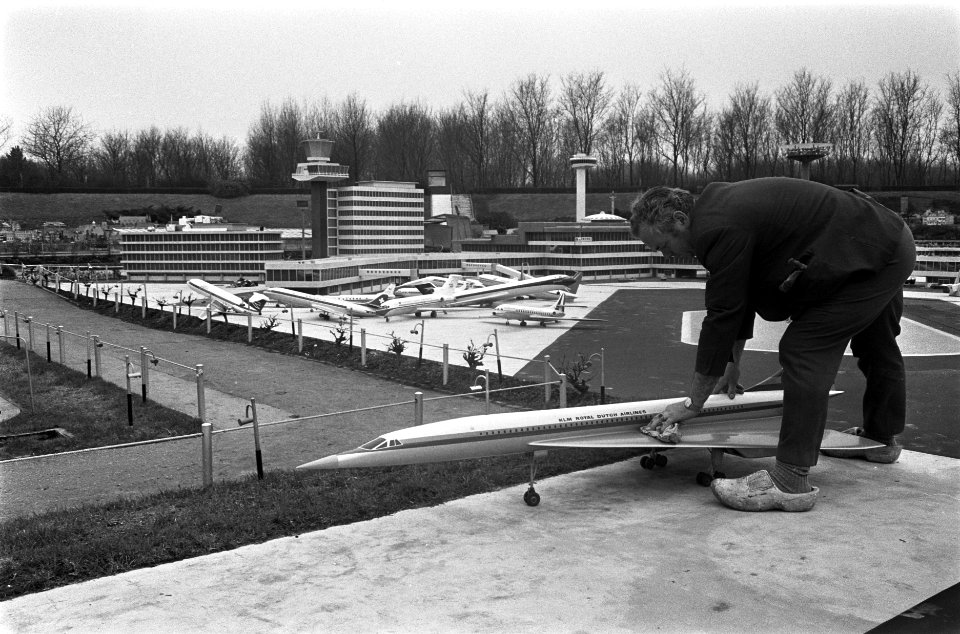 Madurodam Den Haag . Nieuw Schiphol wordt aangelegd, Bestanddeelnr 923-3758