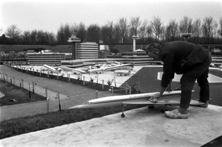 Madurodam Den Haag . Nieuw Schiphol wordt aangelegd, Bestanddeelnr 923-3758