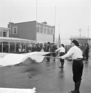 Madurodam geopend door mevrouw M. H. W. De Quay-van der Lande , de vendelgroet v, Bestanddeelnr 914-9996