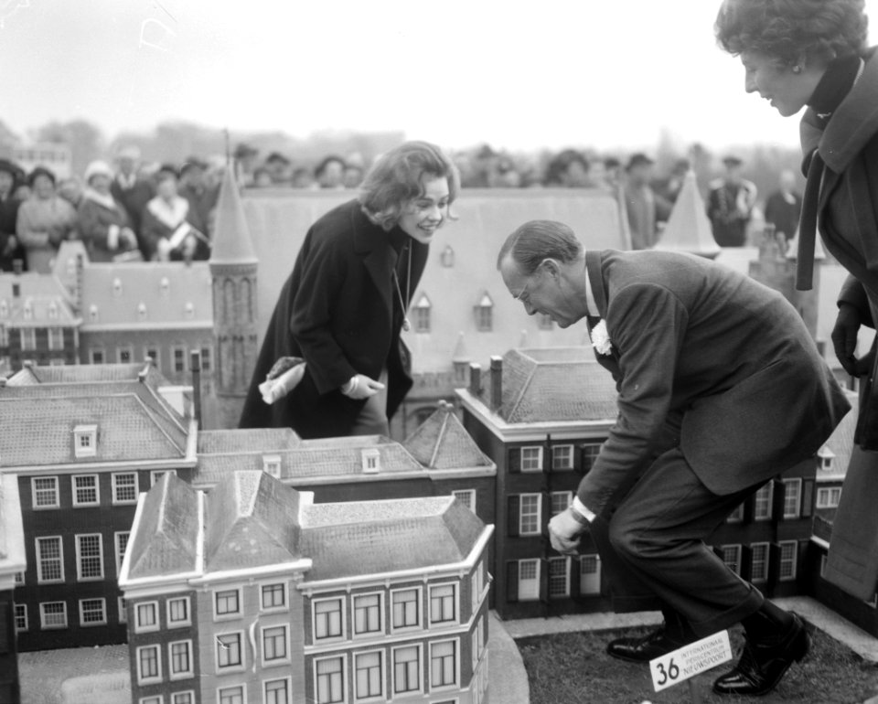 Madurodam door Prins Bernhard geopend, de Prins bij het miniatuur perscentrum, n, Bestanddeelnr 916-2439