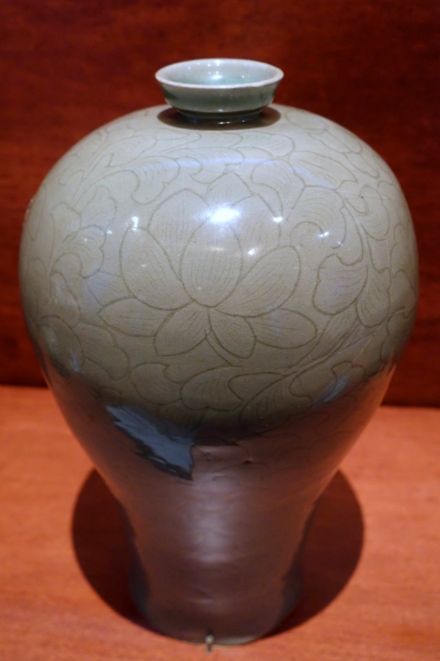 Maebyeong bottle, Korea, Goryeo, 12th century, stoneware - National Museum of Natural History, United States - DSC00517