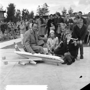 Madurodam krijgt DC 8 (Loco-burgemeester en 3 kleinkinderen van Els Plesman ), Bestanddeelnr 914-1031