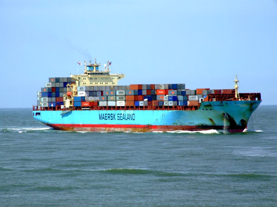 Maersk Gateshead p02 approaching Port of Rotterdam, Holland 08-Jul-2007