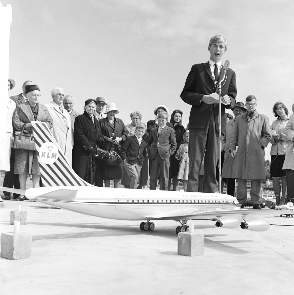 Madurodam krijgt DC 8 (Loco-burgemeester en 3 kleinkinderen van Els Plesman ), Bestanddeelnr 914-1034