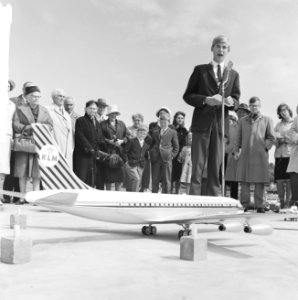 Madurodam krijgt DC 8 (Loco-burgemeester en 3 kleinkinderen van Els Plesman ), Bestanddeelnr 914-1034