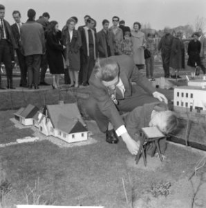 Madurodam krijgt Volkshogeschool Allardsoog overdracht door Allard Stapel (zoon , Bestanddeelnr 913-7948