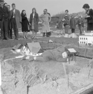 Madurodam krijgt Volkshogeschool Allardsoog overdracht door Allard Stapel (zoon , Bestanddeelnr 913-7950