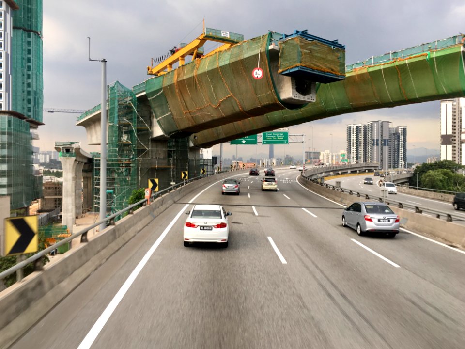 Maju Expressway 13