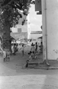 Makassar waar het leven nog spreekt uit de oude gebouwen, straatbeeld in, Bestanddeelnr 431-2-1