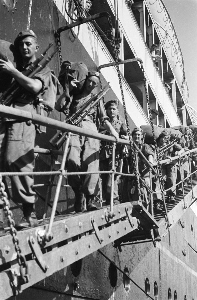 Makassar Op zaterdag 13 dec. arriveerden per S.S. Volendam de KL. troepen te Ma, Bestanddeelnr 467-5-5