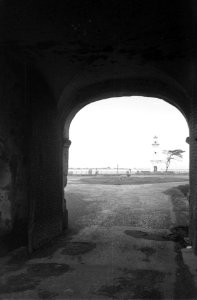 Makasser Vuurtoren gezien vanuit poort Fort Rotterdam, Bestanddeelnr 7131