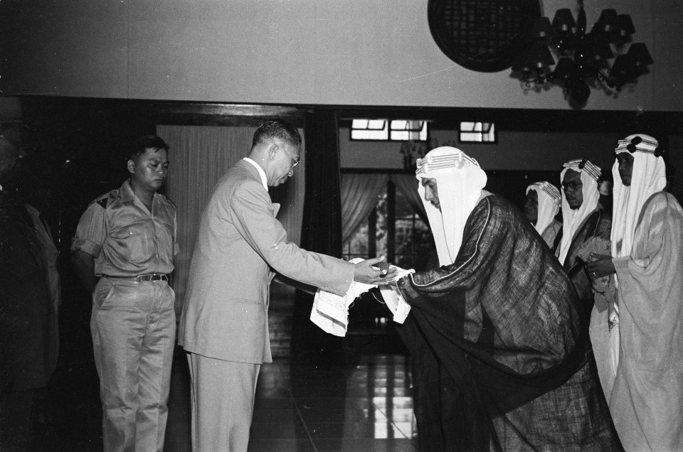 Makassar Op 12 dec. had ten paleize te Makassar de overdracht plaats van het g, Bestanddeelnr 468-2-1