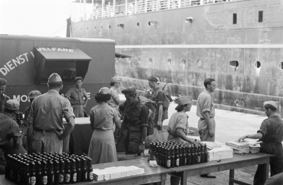 Makassar Op zaterdag 13 dec. arriveerden per S.S. Volendam de KL. troepen te Ma, Bestanddeelnr 467-4-2