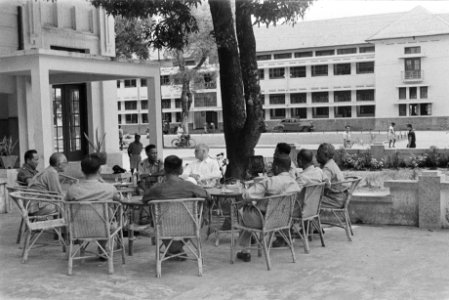 Makassar. Dr. C.P.M. Romme, in licht overhemd, tijdens een pauze op een terras m, Bestanddeelnr 137-3-6