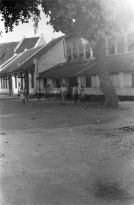 Makassar waar het leven nog spreekt uit de oude gebouwen......., straatbeeld in, Bestanddeelnr 431-2-4