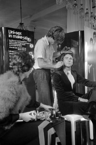 Make-up voor mannen, demonstratie in Maison de Bonneteri, Bestanddeelnr 926-7084