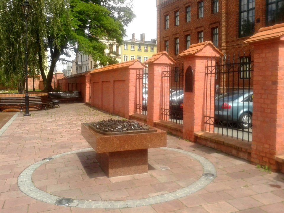 Makieta Dotykowa Toruńskiej Starówki widziana z boku z daleka