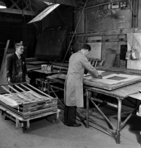 Maken van voorlichtingspanelen, gedrukt op linnen bij City Display Co. te Londen, Bestanddeelnr 935-2262