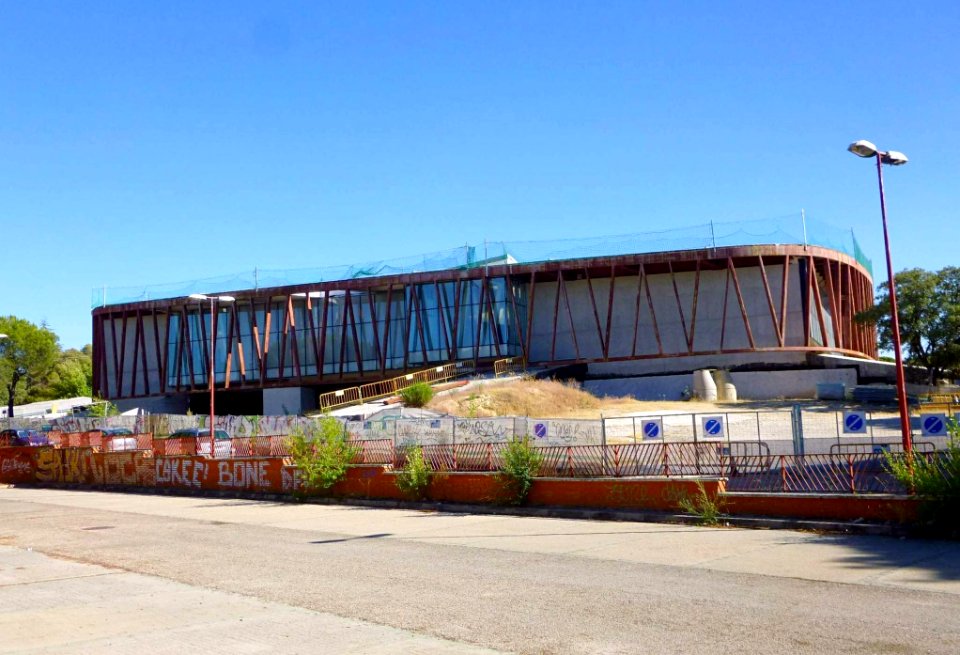 Majadahonda - Construcción inacabada y abandonada del nonato Centro Internacional de Estudios Económicos (CIEES) 1