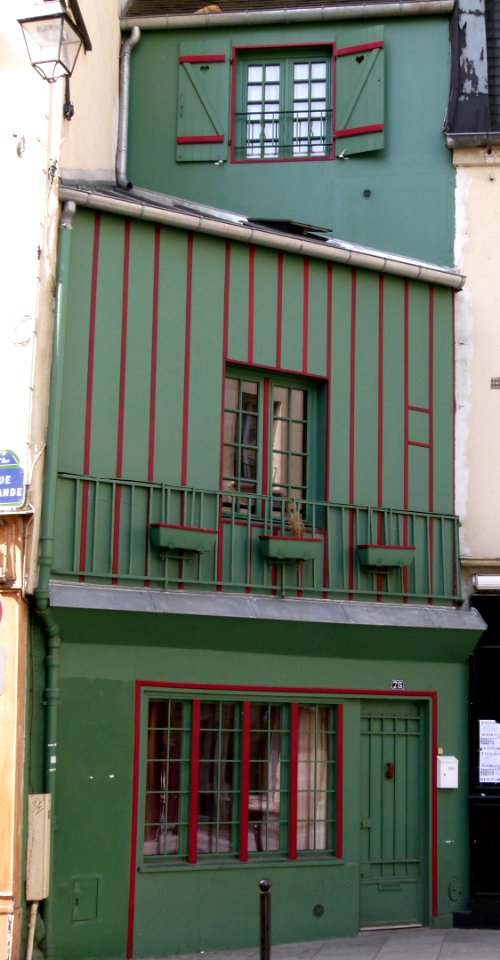 Maison tarabiscotée en bois