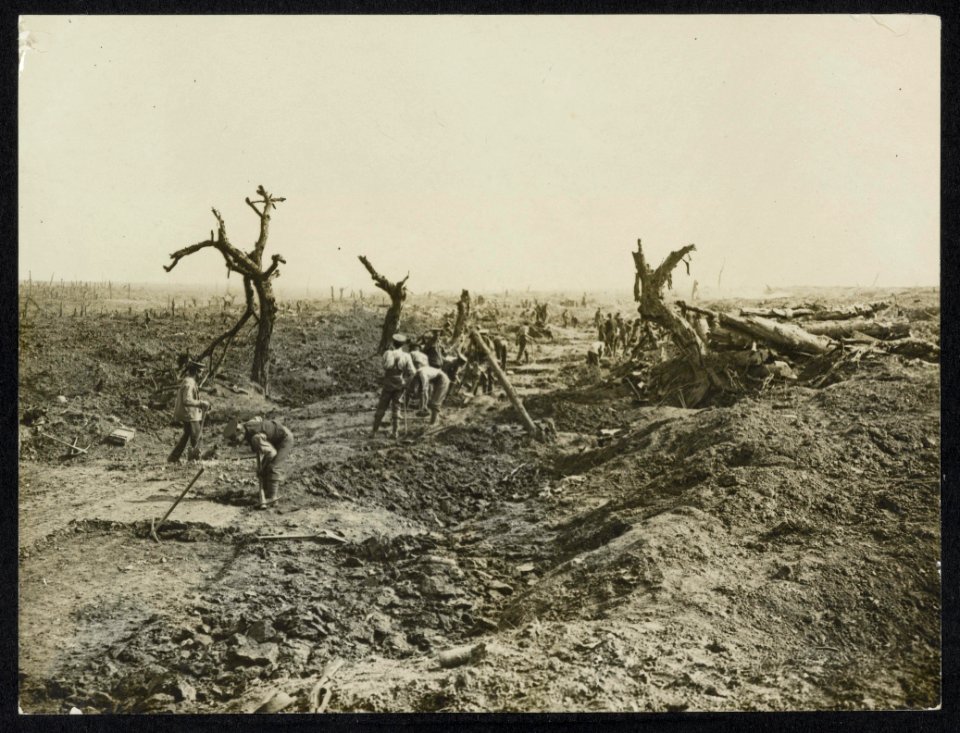 Making a road through captured ground, Bestanddeelnr 158-1015