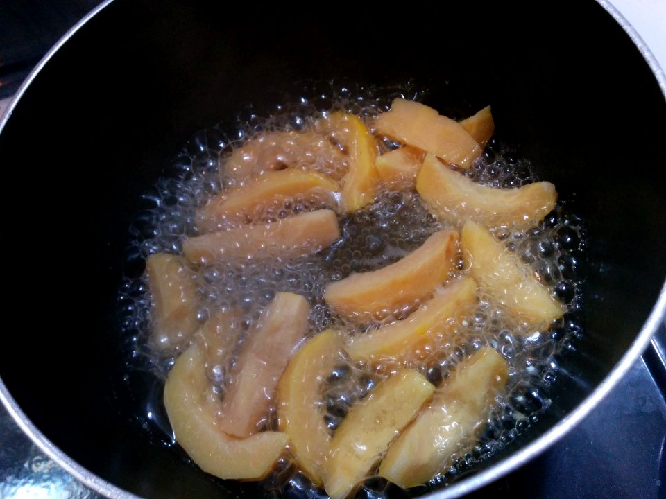 Making home-made jelly of Pseudocydonia sinensis (Chinese quince)