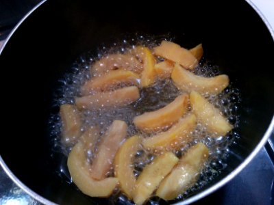 Making home-made jelly of Pseudocydonia sinensis (Chinese quince)