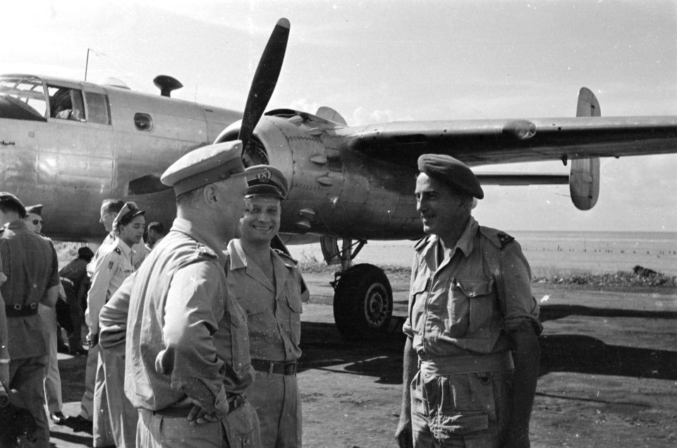 Makassar generaal Kruls op een vliegveld, staande bij de B-25 Mitchell bommen, Bestanddeelnr 5021