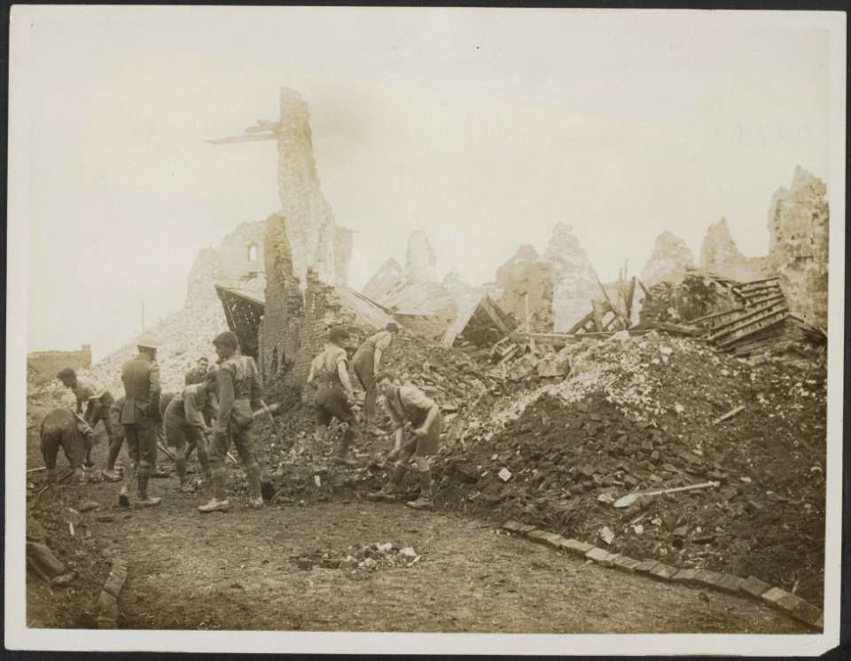 Making a road through Contalmaison. No time was lost in clearing a way for our a, Bestanddeelnr 158-2316
