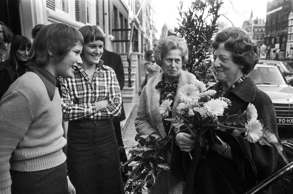 Makkumer tegelhuis in Amsterdam geopend mevrouw Pjeertse (burgemeester Makkum) , Bestanddeelnr 928-4448