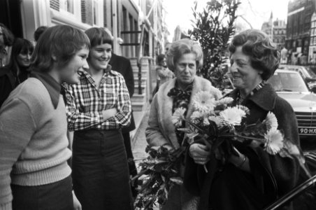 Makkumer tegelhuis in Amsterdam geopend mevrouw Pjeertse (burgemeester Makkum) , Bestanddeelnr 928-4448